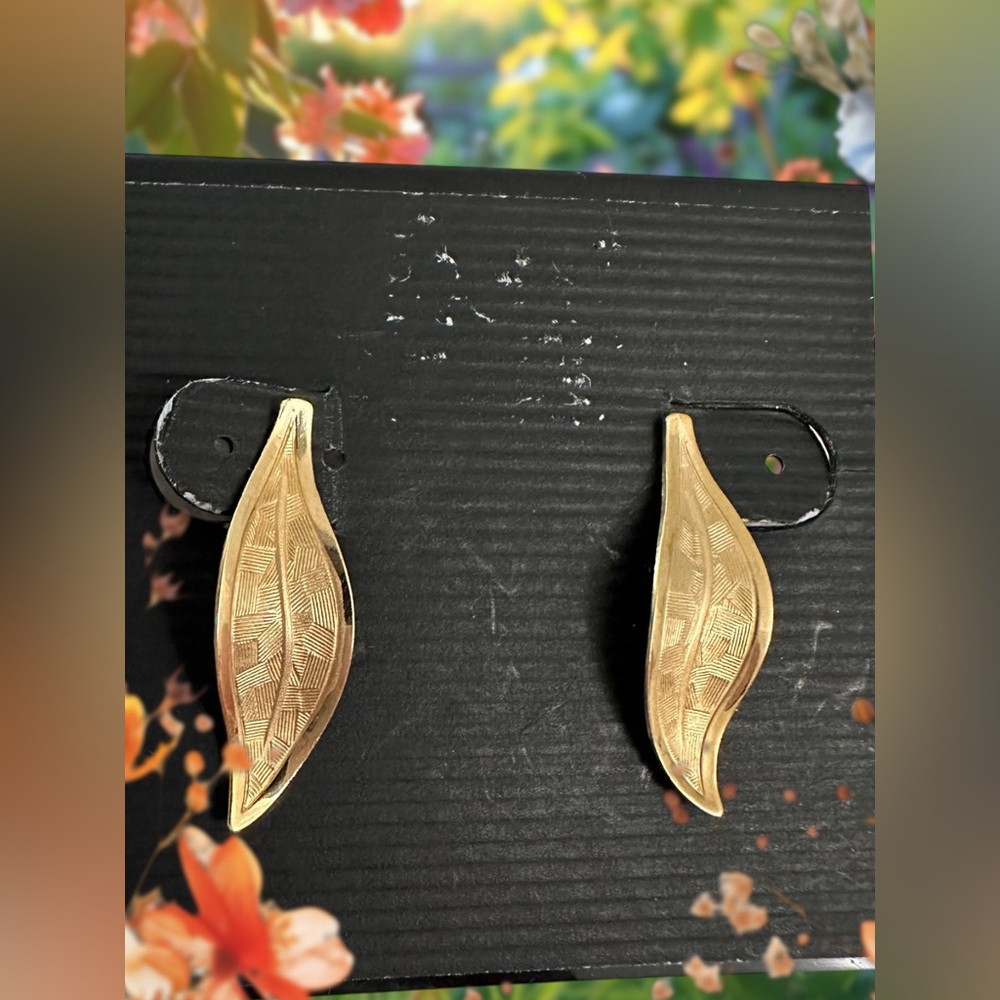 Leaf 1/20 12k Gold Filled Stud Twist/Clip-on Earrings
